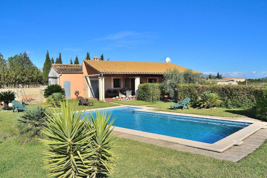 ムロにあるFinca Sant Vicenç 022 by Mallorca Charmeの庭にスイミングプールがある家