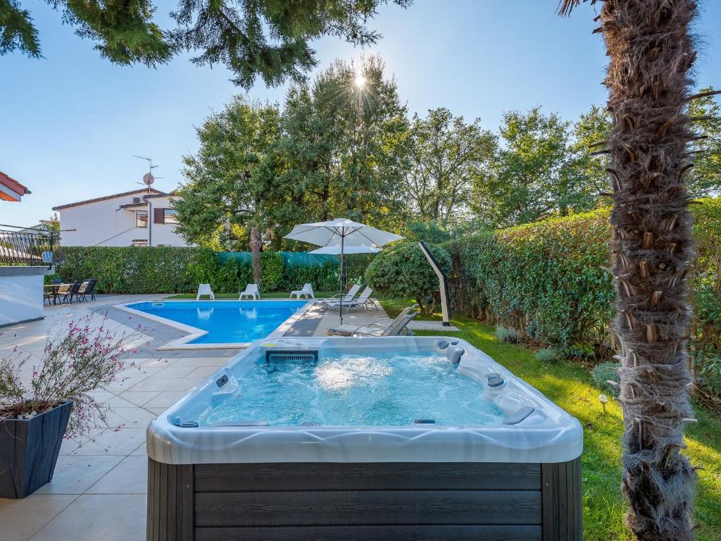 Bazén v ubytování Villa Martimar with pool and hot tub in Istria nebo v jeho okolí