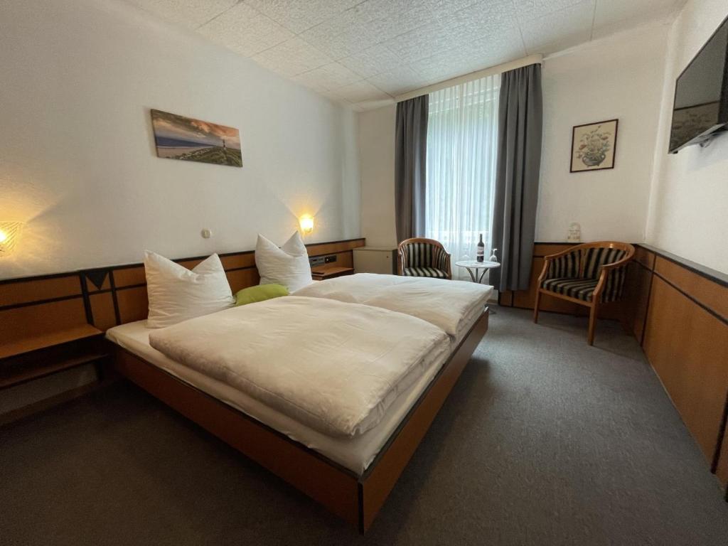 ein Hotelzimmer mit einem großen Bett in der Unterkunft Astoria Hotel Bad Wildstein in Traben-Trarbach