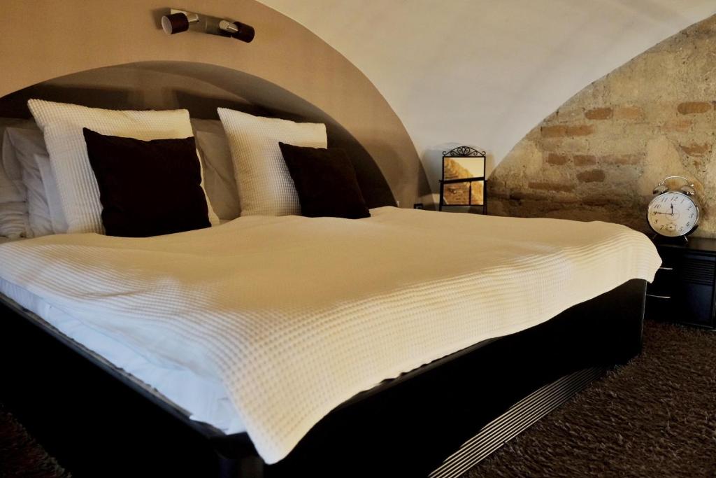 um quarto com uma cama grande e uma grande colcha branca em Serene City Centre Apartment Budapest em Budapeste