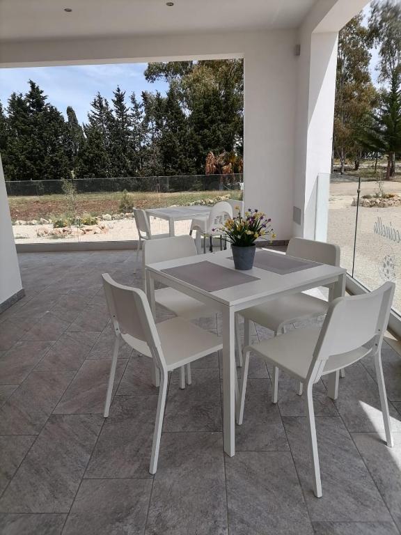 un tavolo bianco e sedie su un patio di BeB Coccinella a Porto Cesareo