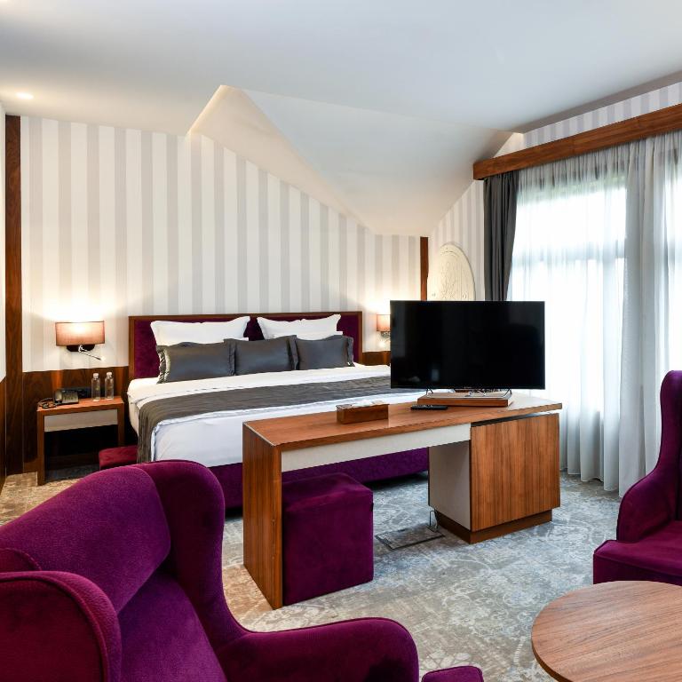 Postel nebo postele na pokoji v ubytování Heritage Hotel Krone