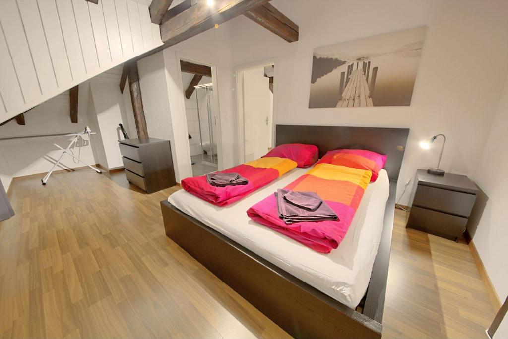 Un pat sau paturi într-o cameră la HITrental Oerlikon Apartments