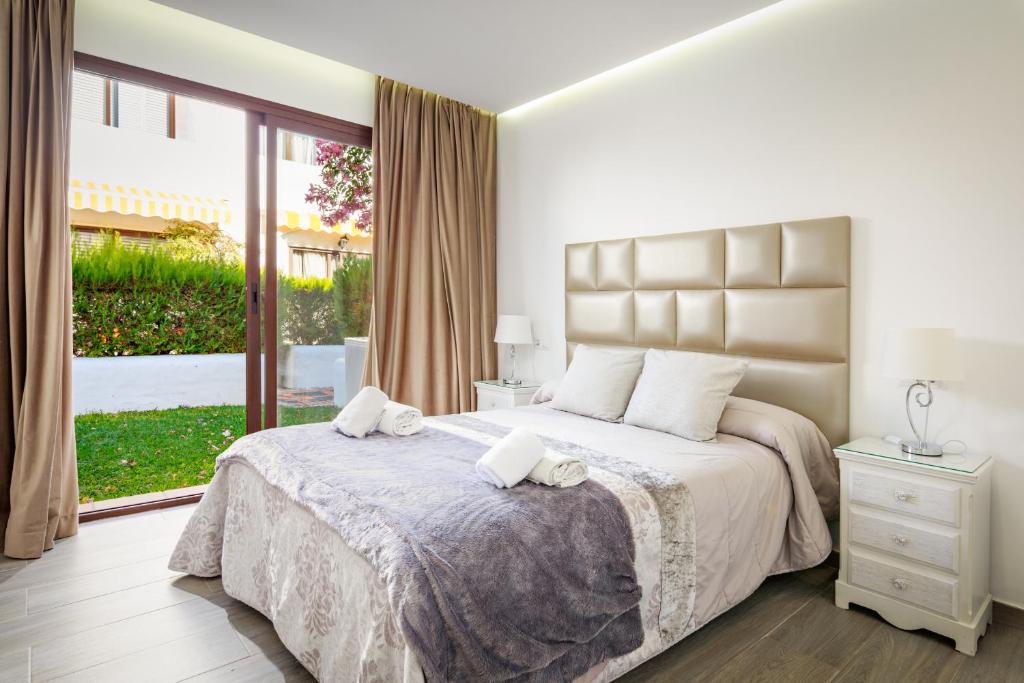 Postel nebo postele na pokoji v ubytování Estepona - Playa - Villa de 2 dormitorios con terrazas al lado del mar AL7