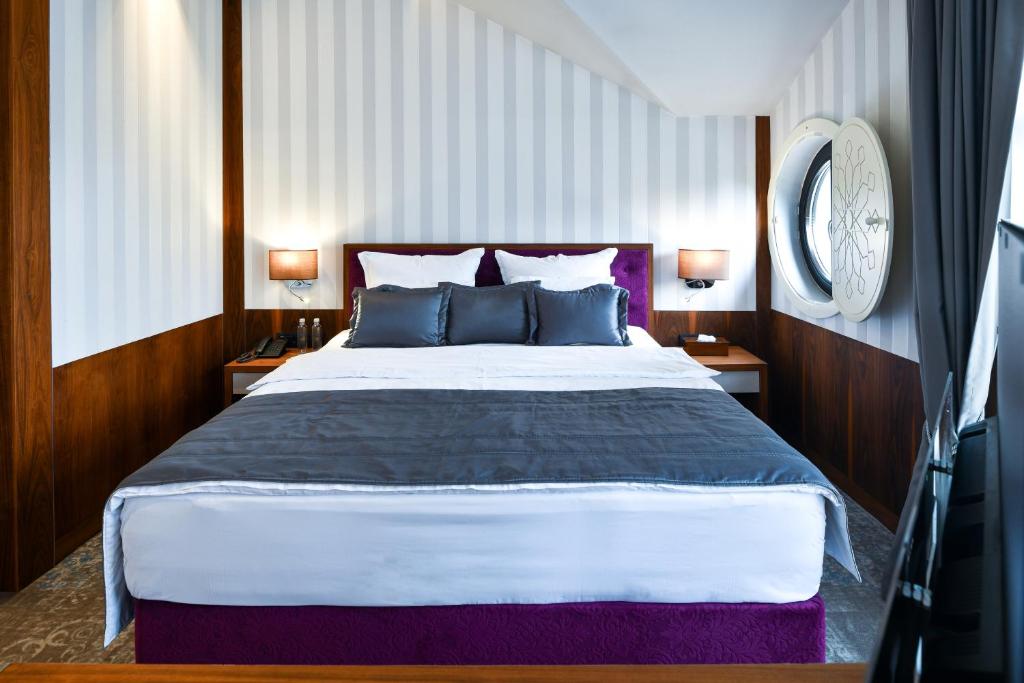 Postel nebo postele na pokoji v ubytování Heritage Hotel Krone