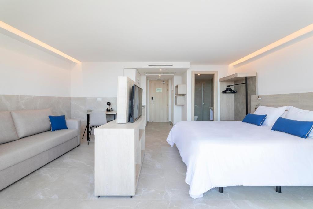Кровать или кровати в номере Halley Hotel & Apartments Affiliated by Meliá
