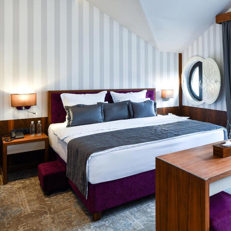 Postel nebo postele na pokoji v ubytování Heritage Hotel Krone