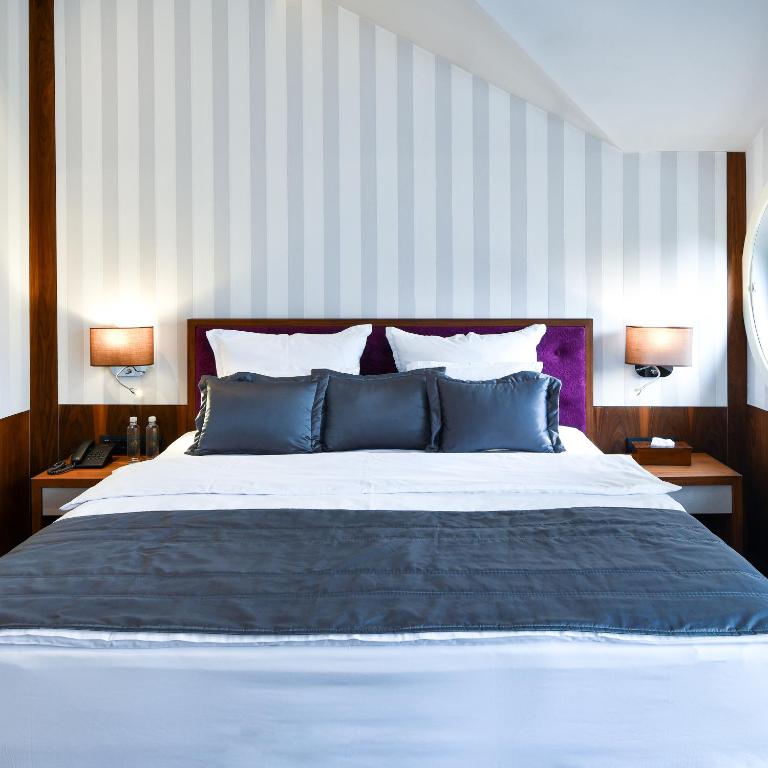 Postel nebo postele na pokoji v ubytování Heritage Hotel Krone
