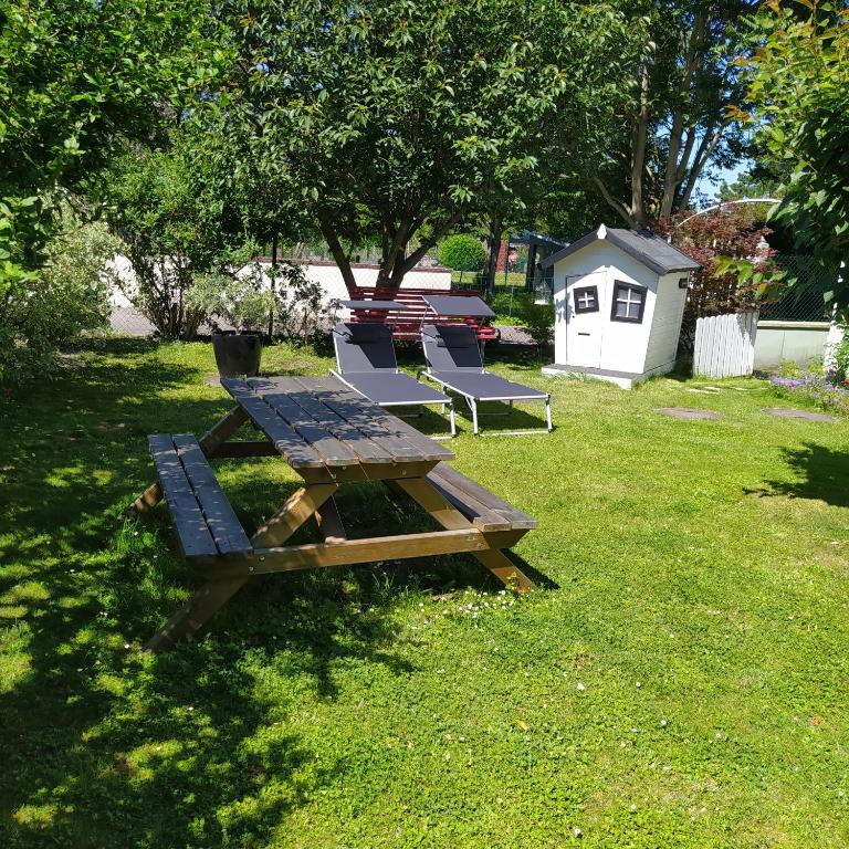 Hotel Gîte de la Niederau, a picnic table and benches in a yard at Gîte de la Niederau in Colmar