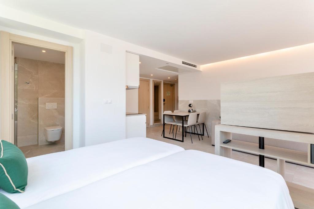 Кровать или кровати в номере Halley Hotel & Apartments Affiliated by Meliá