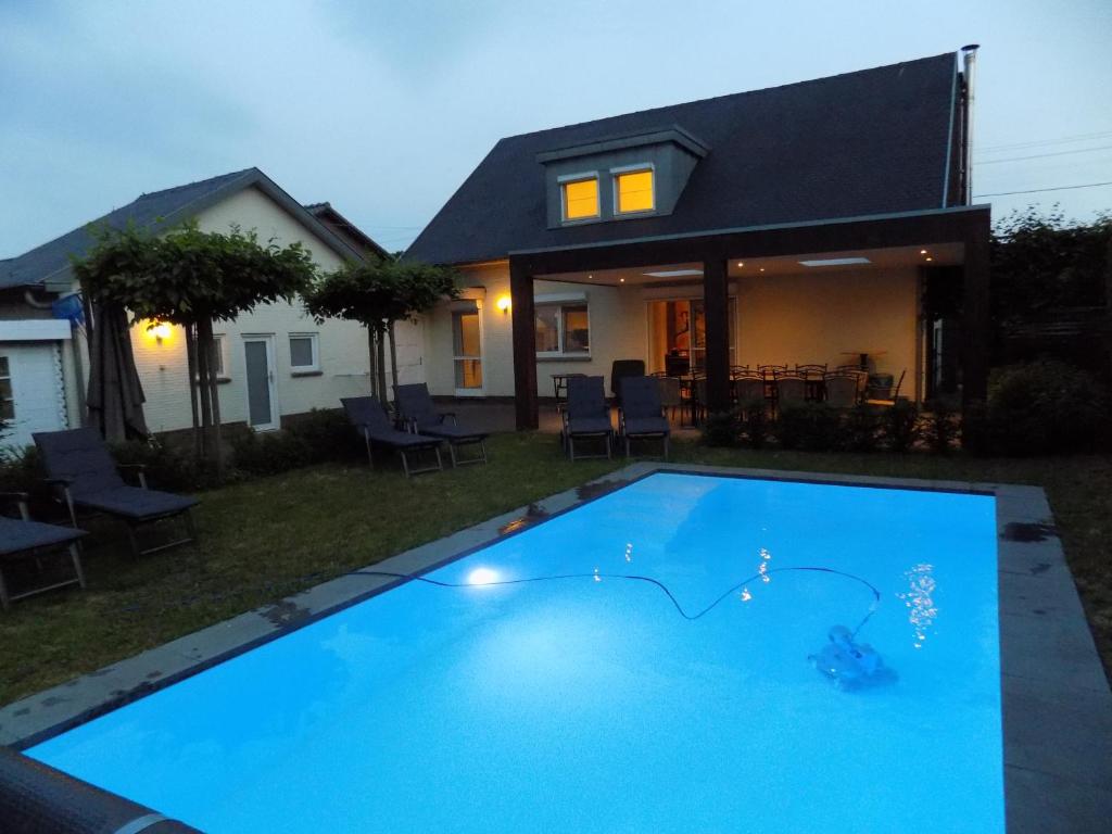 una piscina frente a una casa en Villa Maas & Kempen, en Maaseik