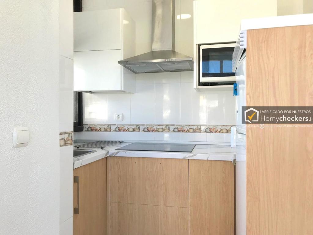 Kuchyňa alebo kuchynka v ubytovaní COZY APARTAMENTO CENTRO TORREMOLINOS