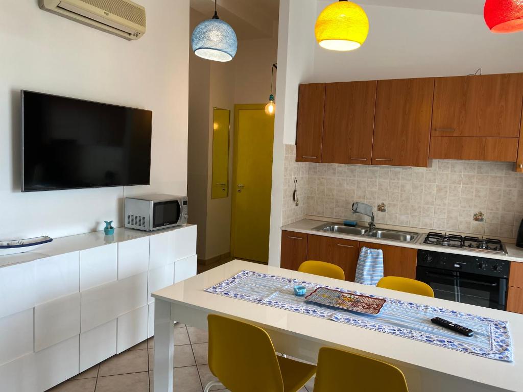 Kuchyňa alebo kuchynka v ubytovaní Casa vacanze La Balena2