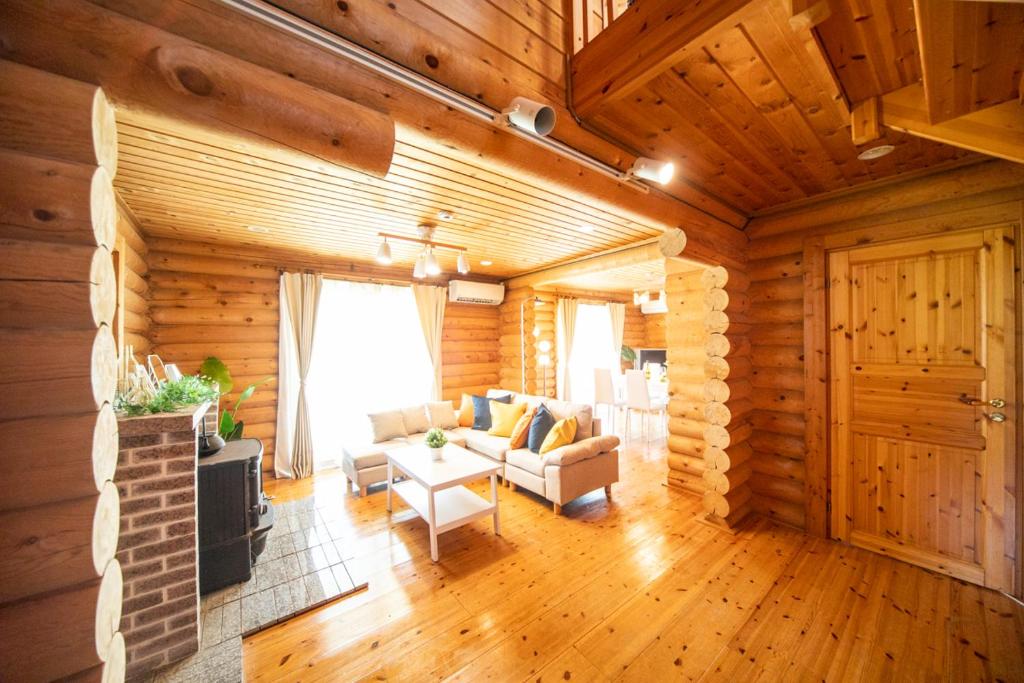 Posezení v ubytování Awaji Large Log house in Goshiki 2