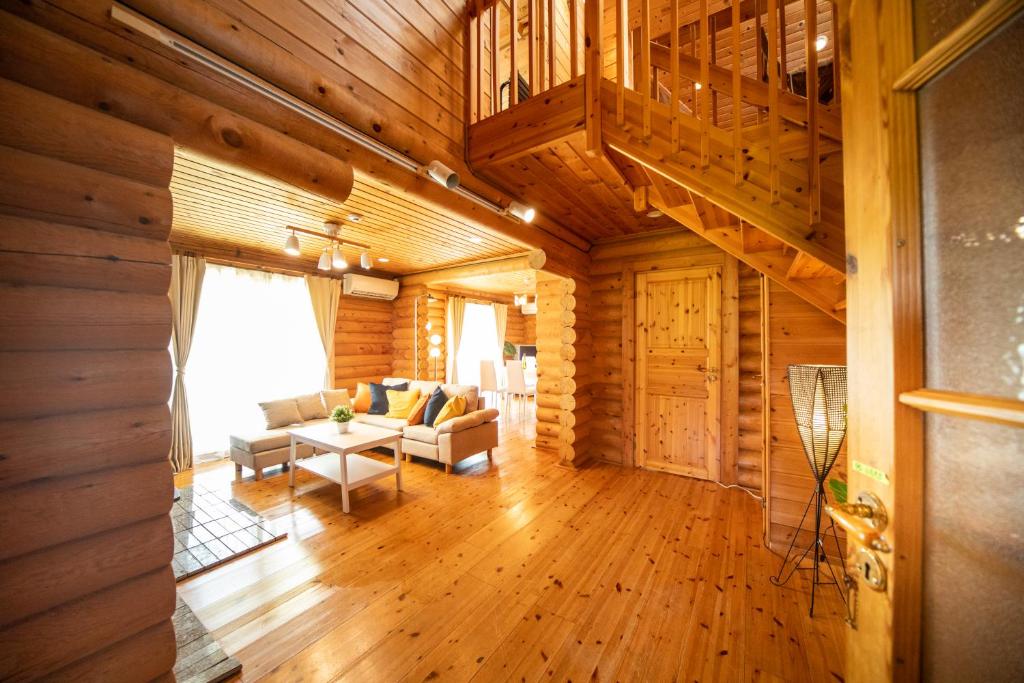 Posezení v ubytování Awaji Large Log house in Goshiki 2