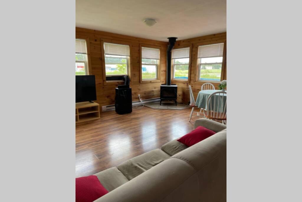 - un salon avec un canapé et une table dans l'établissement Beautiful 2 Bedroom Apartment in Shediac Bridge, à Grande-Digue