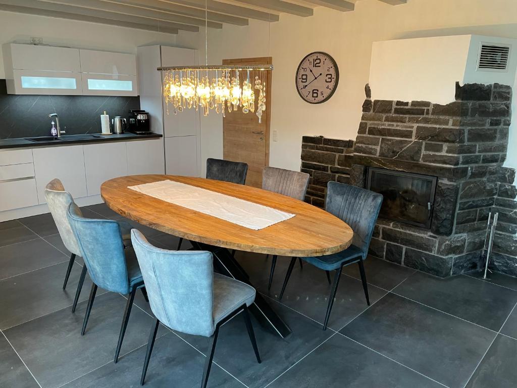 a kitchen and dining room with a wooden table and chairs at Haus Wunschlos Kirchenweg in Monschau