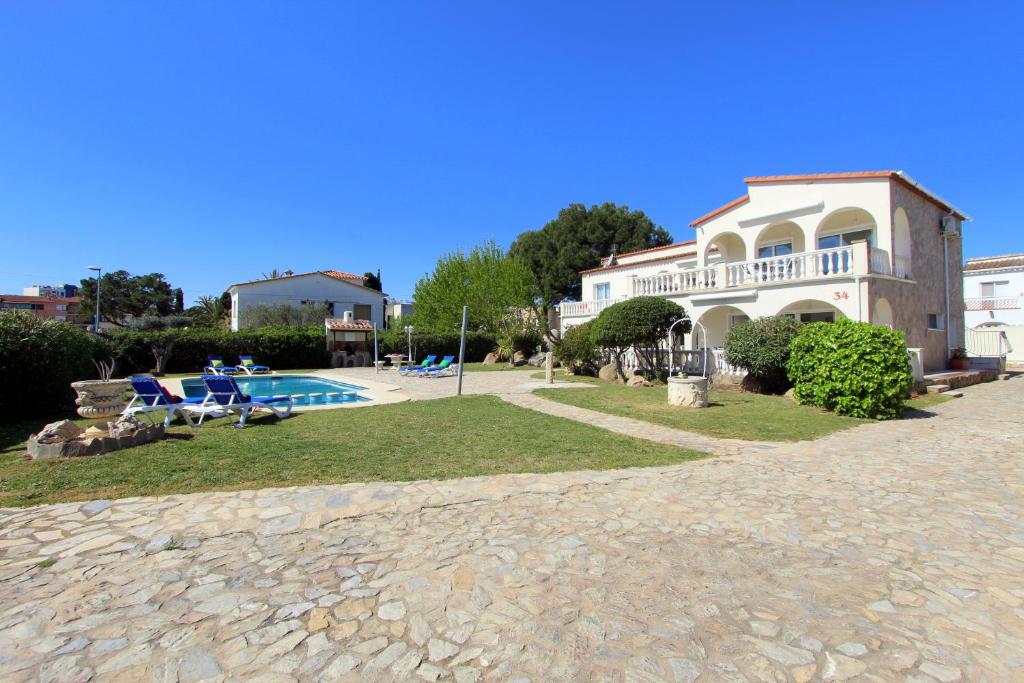 una villa con piscina e una casa di LEON INMO Apartment Denise - 10414 a Empuriabrava