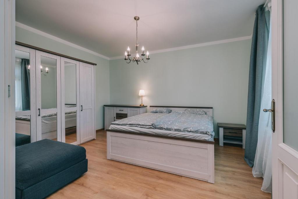 sypialnia z łóżkiem i kanapą w obiekcie Bringa Villa w mieście Balatonlelle