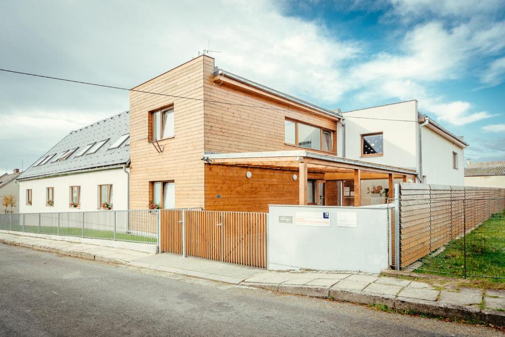 une maison avec une clôture devant elle dans l'établissement Apartmány Dalov, à Šternberk