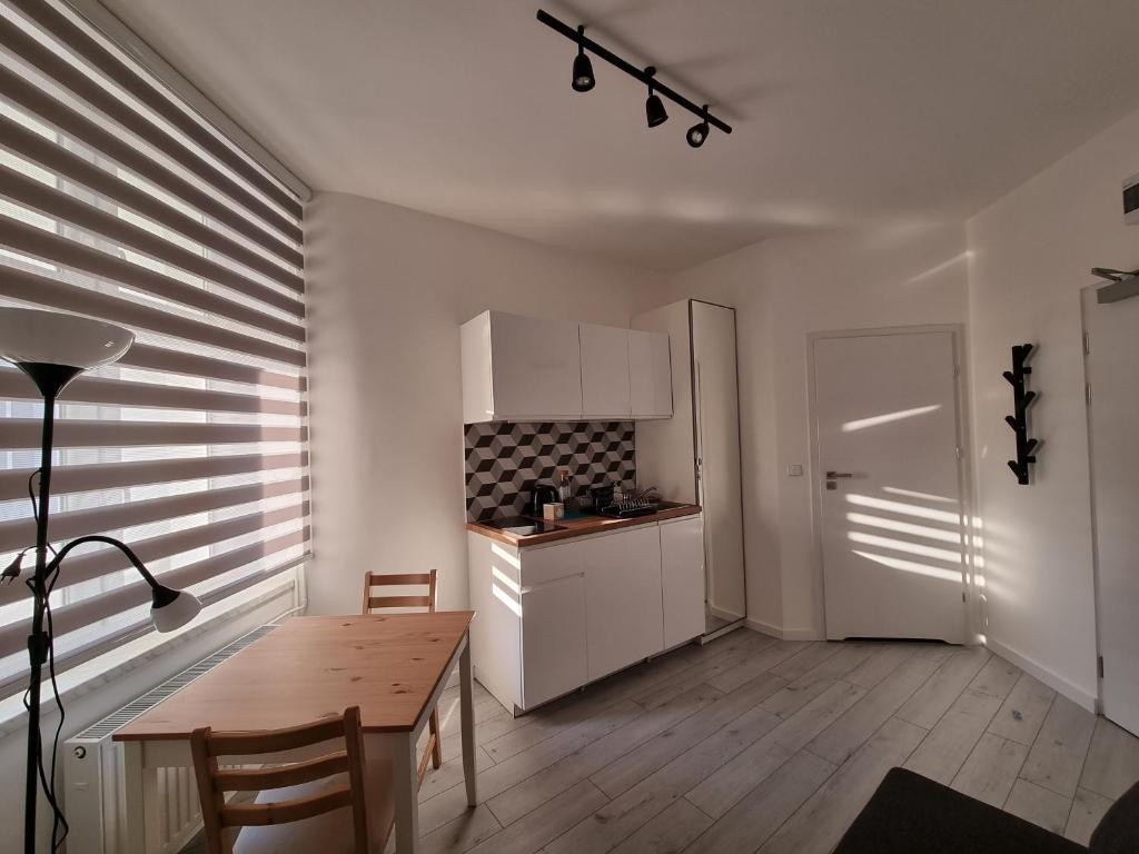 Kuchyňa alebo kuchynka v ubytovaní Apartamenty Katowice Stawowa 5