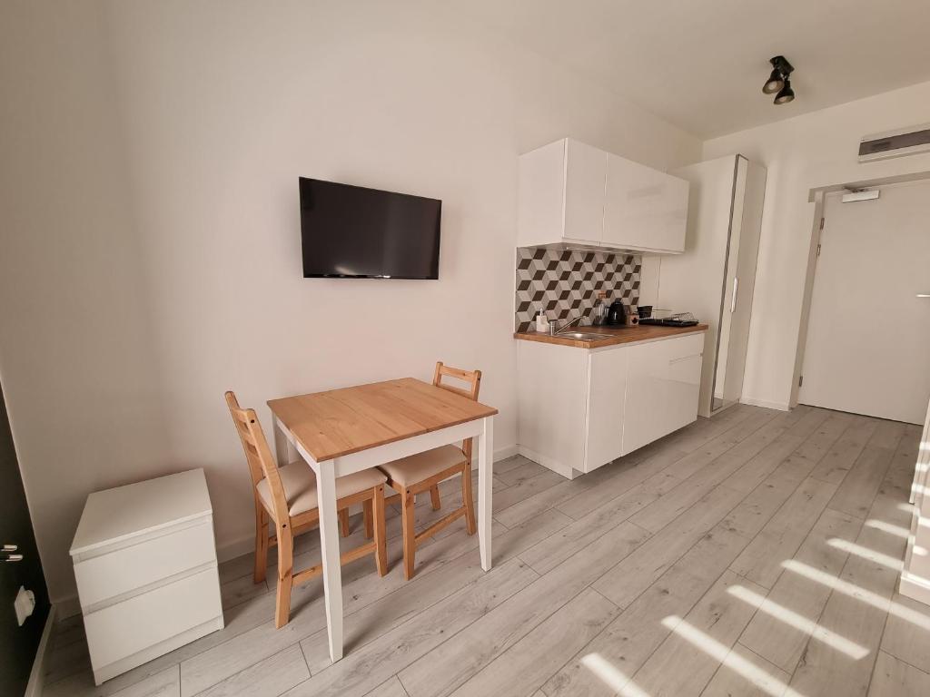 Kuchyňa alebo kuchynka v ubytovaní Apartamenty Katowice Stawowa 5