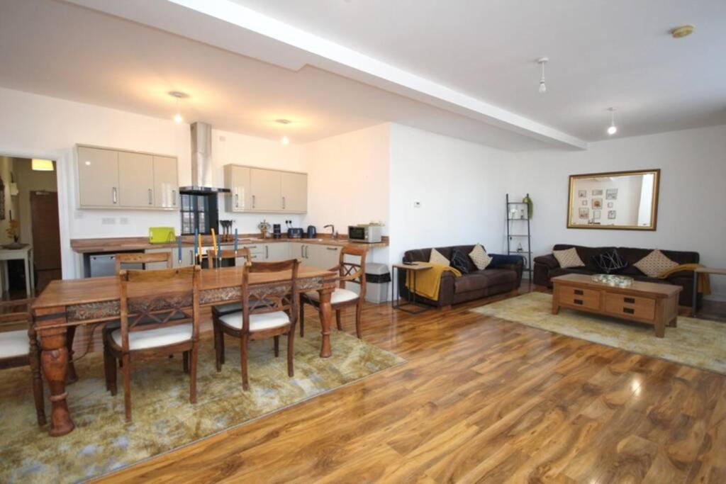 duży salon ze stołem i kanapą w obiekcie Modern, Luxurious Two Bedroom Apartment w mieście Great Yarmouth