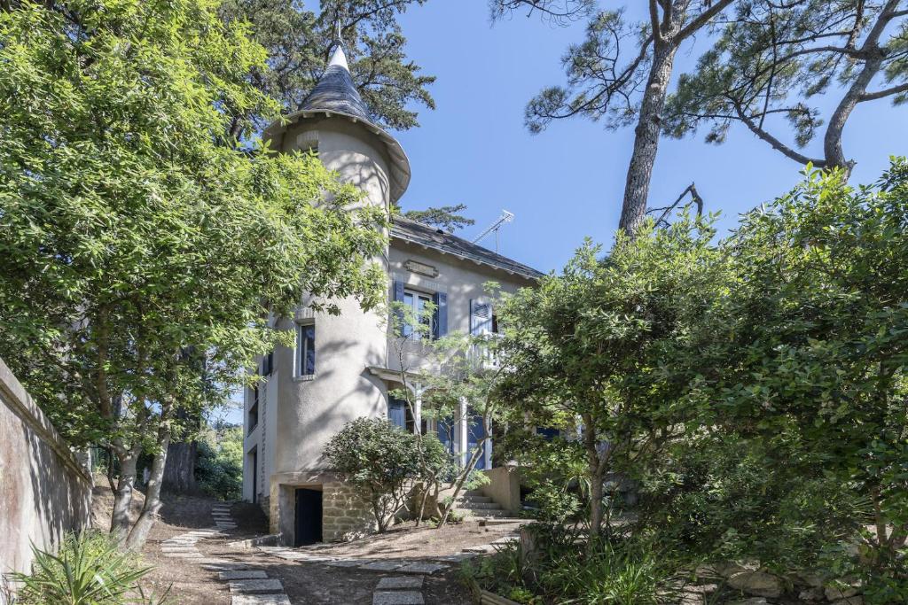 une vieille maison avec une tour en haut dans l'établissement CILAOS - Villa de charme les pieds dans l’eau, à Pornichet