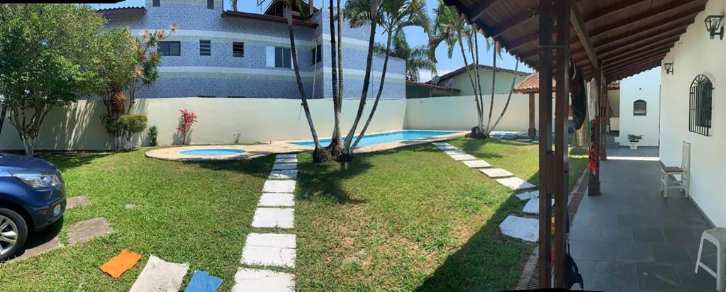  Casa com piscina a 15 min da praia em Peruíbe