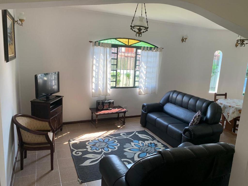  Casa com piscina a 15 min da praia em Peruíbe