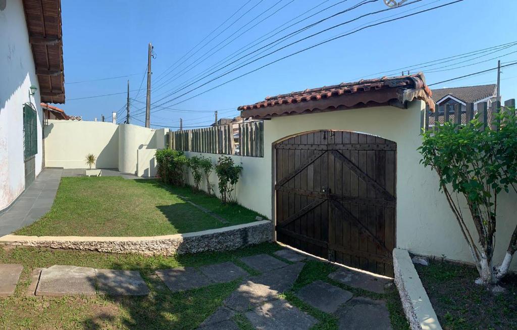  Casa com piscina a 15 min da praia em Peruíbe