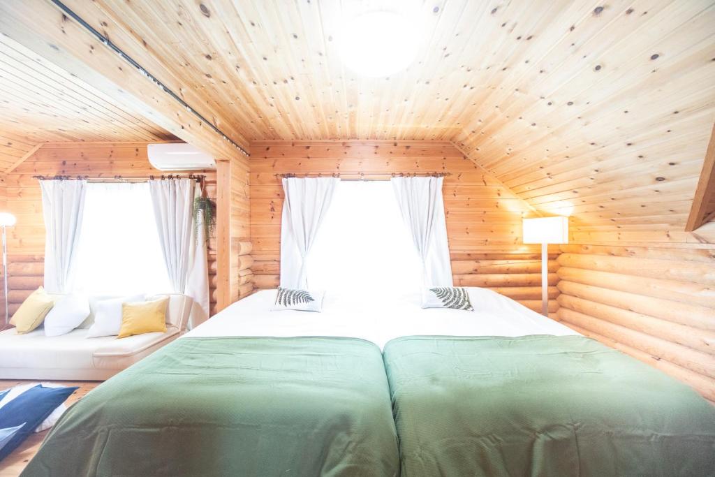 Postel nebo postele na pokoji v ubytování Awaji Large Log house in Goshiki 2