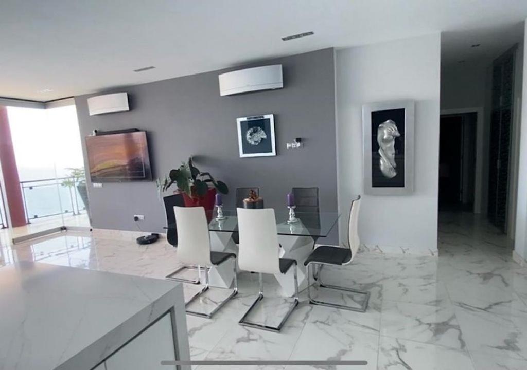 TV a/nebo společenská místnost v ubytování PENTHOUSE IN THE SEA, Tauro
