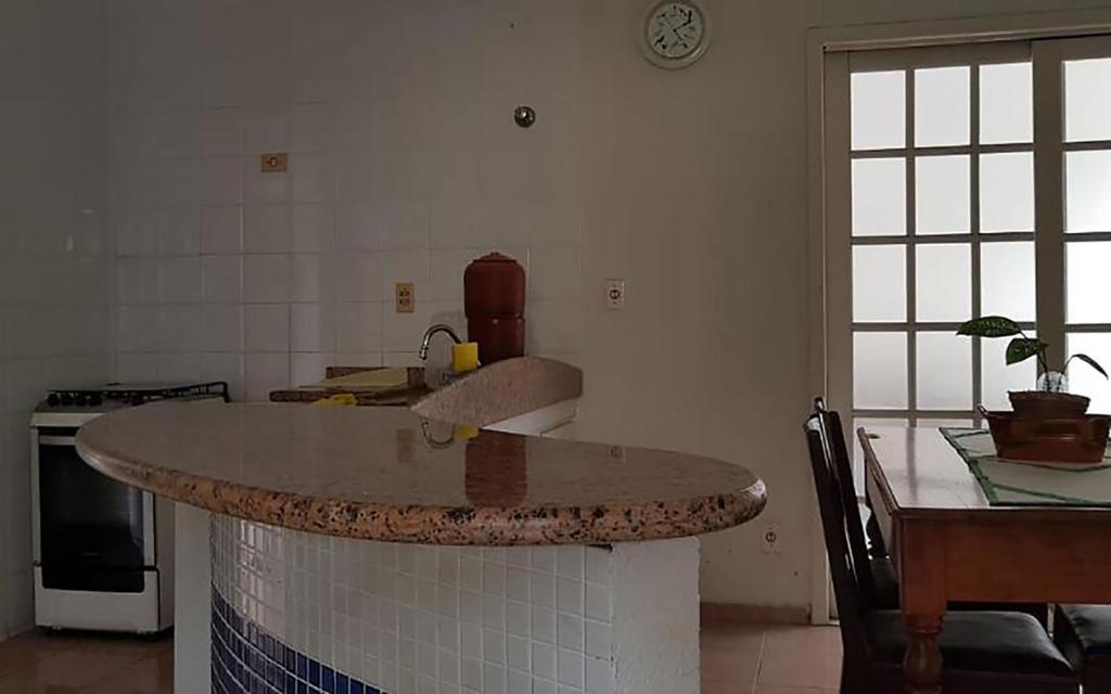  Casa com churrasqueira no Centro de Caraguatatuba