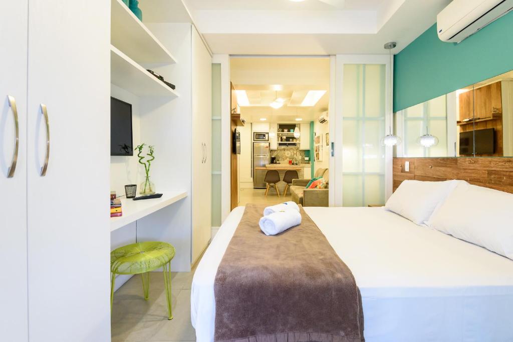 1 dormitorio con 1 cama y sala de estar en Encanto em Copacabana - 150m da praia - PJ204 Z5, en Río de Janeiro