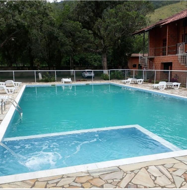  Chalé com Piscina e Varanda próximo à Praia