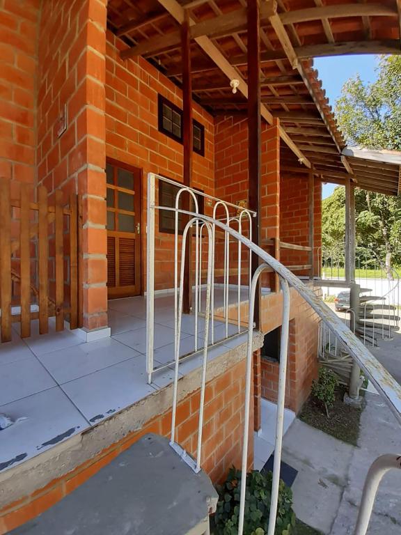  Chalé com Piscina e Varanda próximo à Praia