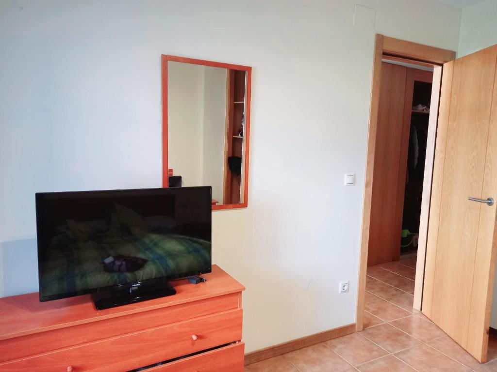 Telewizja i/lub zestaw kina domowego w obiekcie Apartamento Piscina Playa Cedeira