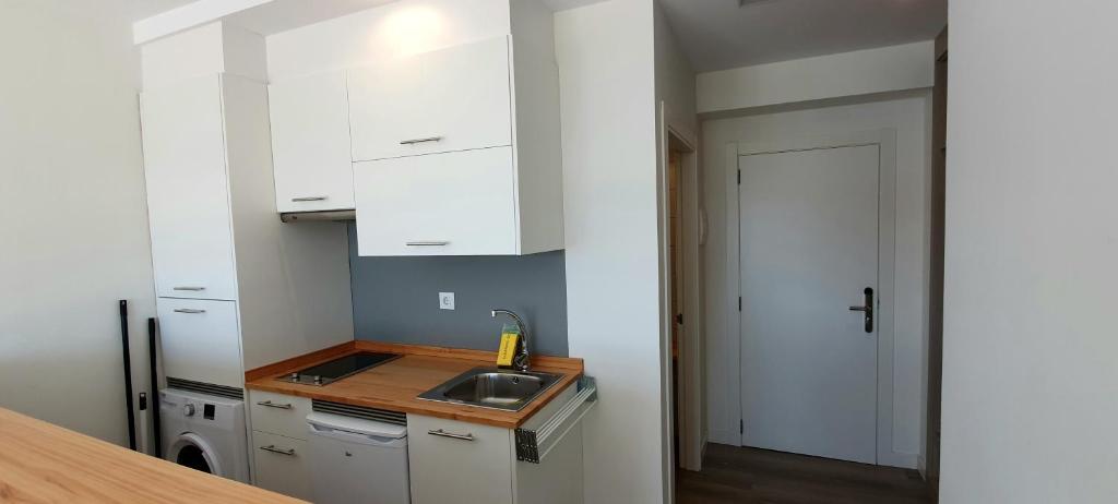 A kitchen or kitchenette at Apartamentos Costa da Morte Muxia