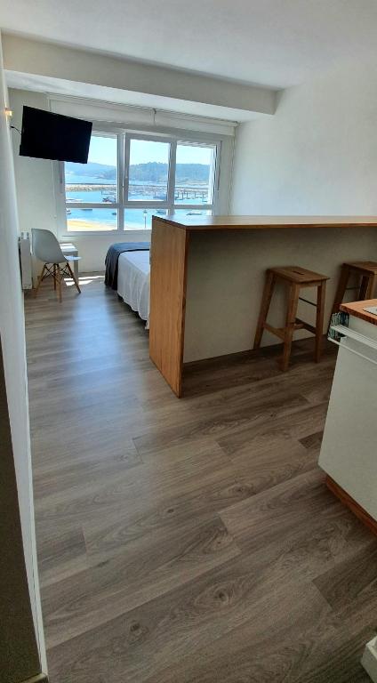 A television and/or entertainment centre at Apartamentos Costa da Morte Muxia