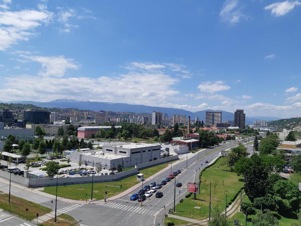 vistas a una ciudad con carretera y edificios en stan/apartman s pogledom en Sarajevo