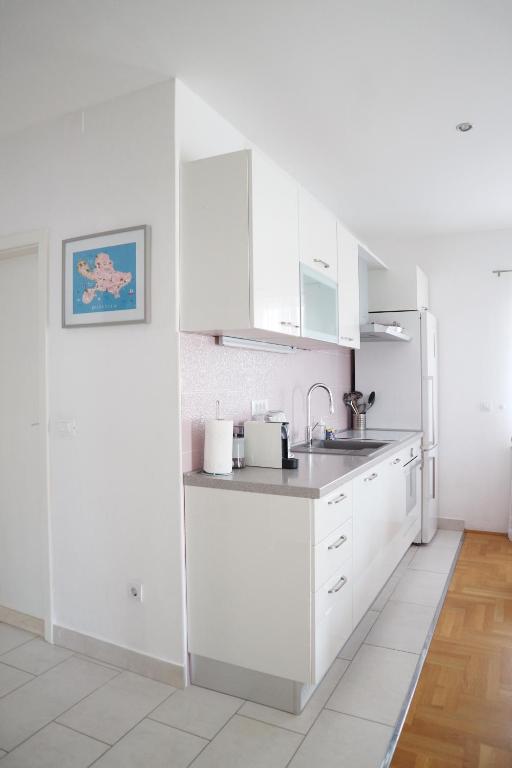 Kuchyň nebo kuchyňský kout v ubytování Apartments Keko