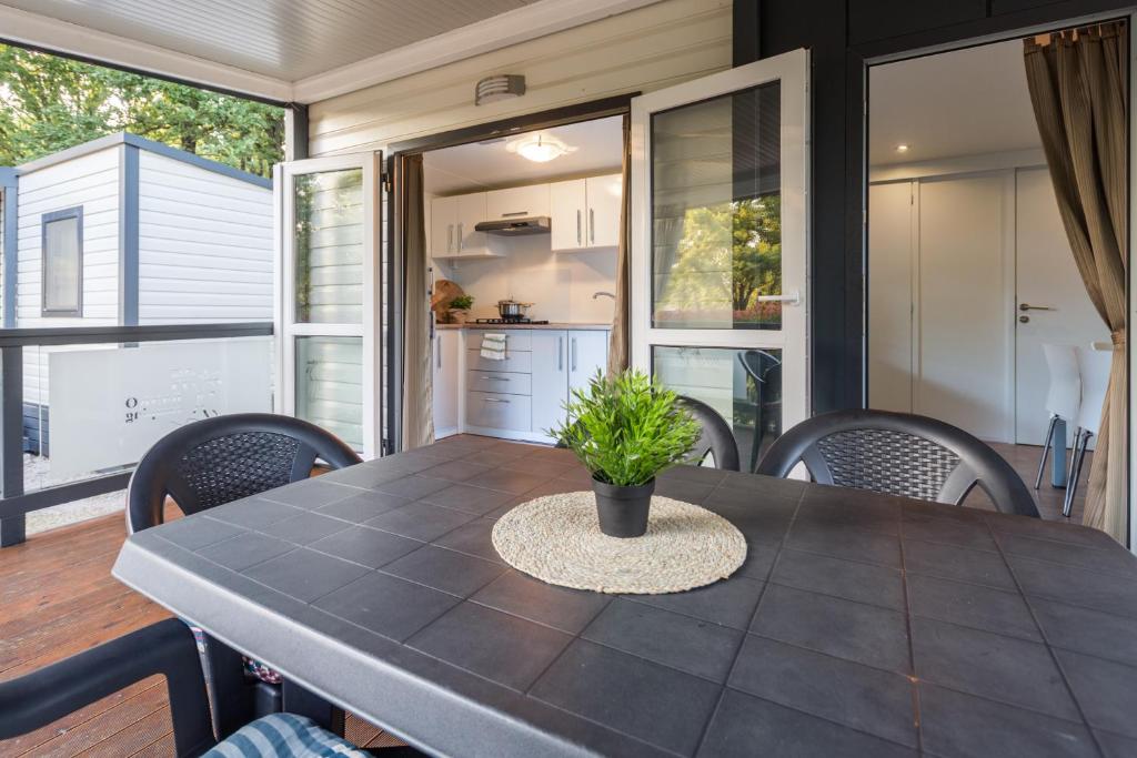 a dining room with a table and chairs at Mobile Homes Banko in Bijela Uvala and Zelena laguna in Poreč