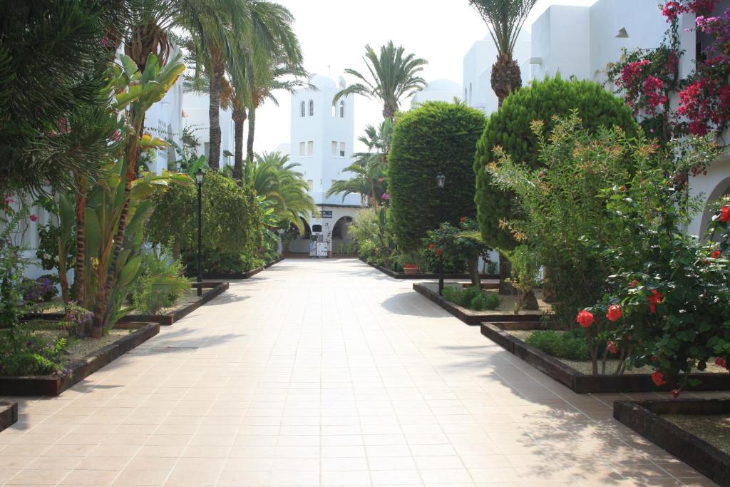 Jardín al aire libre en Apartamentos Torrelaguna
