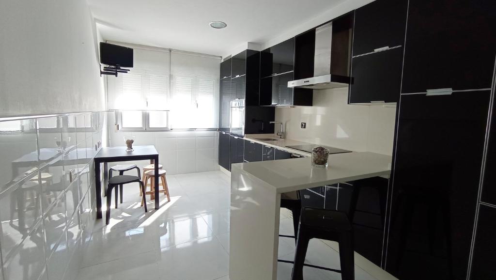 Kuchyň nebo kuchyňský kout v ubytování O Lagar apartamento grande y luminoso. 8 personas.