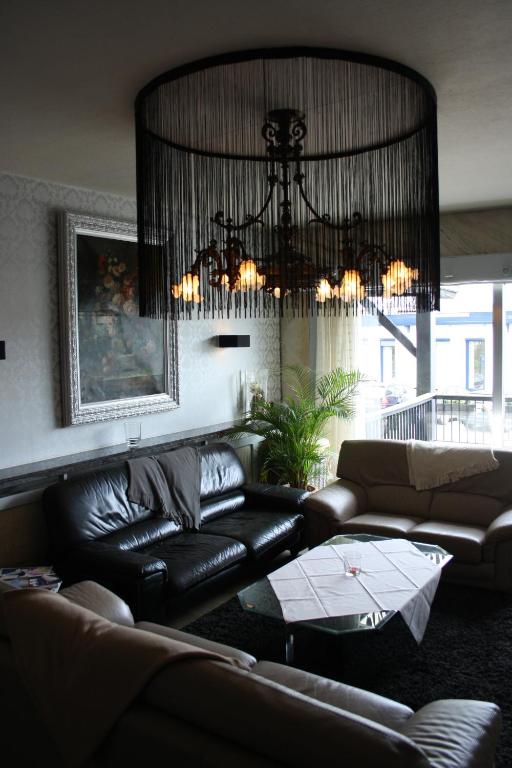 Khu vực ghế ngồi tại Hotel Ambassade