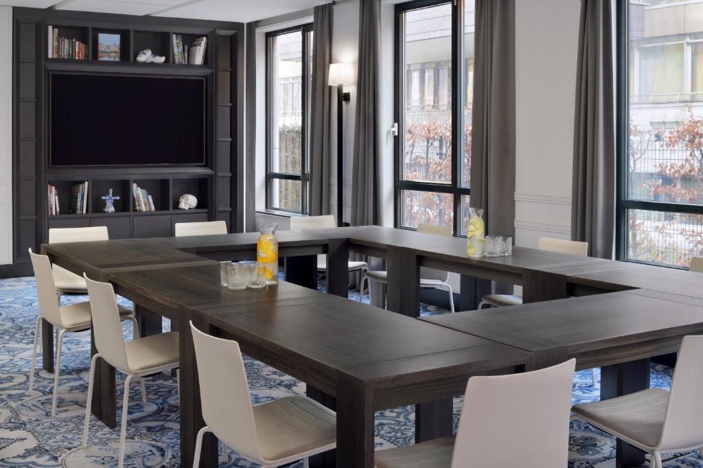 TV a/nebo společenská místnost v ubytování Mövenpick Hotel The Hague