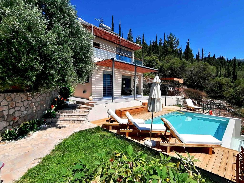 eine Villa mit einem Pool und einem Haus in der Unterkunft Villa euphoria in Agios Nikitas