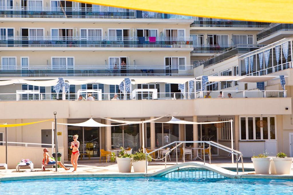 Bazén v ubytovaní BJ Playamar Hotel & Apartamentos alebo v jeho blízkosti