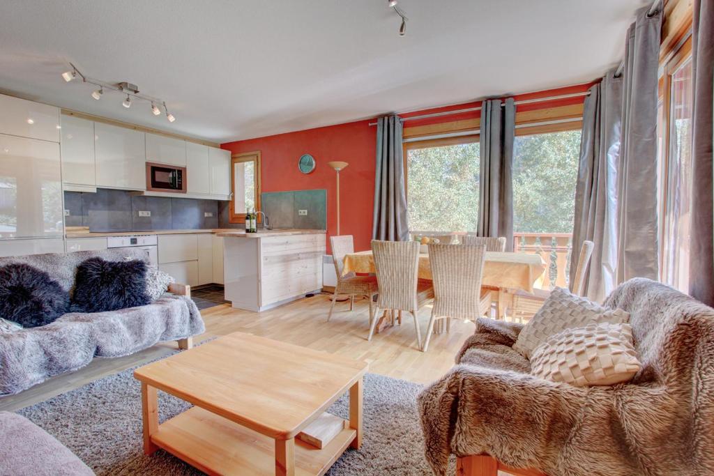 un salon avec un canapé et une table dans l'établissement Les Nants - Snow and Trek, à Morzine